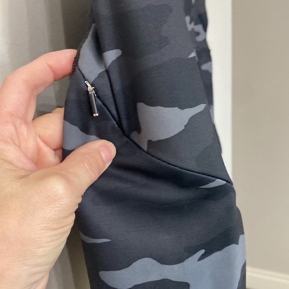 Athleta black camo crop leggings size XL. - Picture 4 of 16
